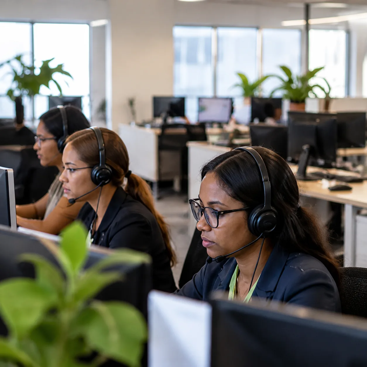 Équipe de support au travail avec casques